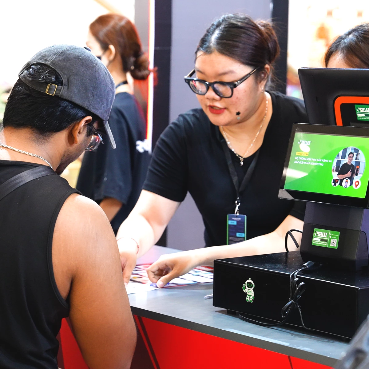 Nhân viên vận hành máy POS tại VCT Pacific 2026