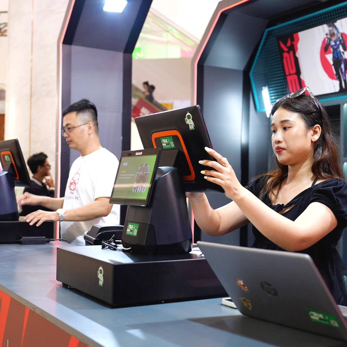 Nhân sự Sellaz kiểm tra và vận hành máy POS tại VCT Pacific 2026