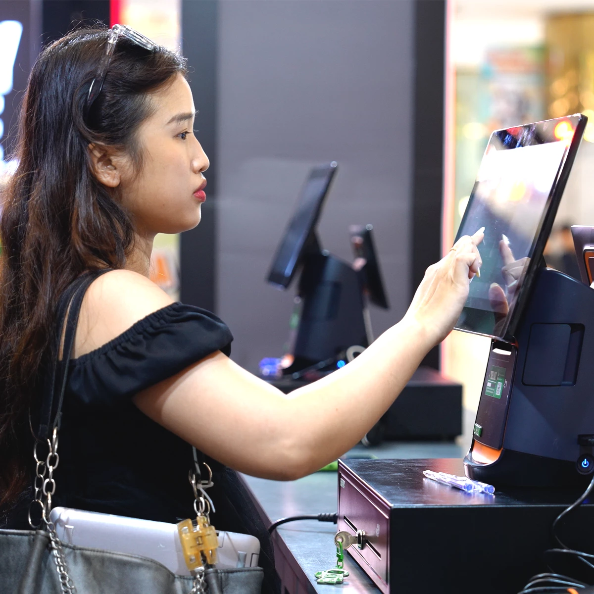 Nhân sự Sellaz hỗ trợ vận hành POS tại VCT Pacific 2026