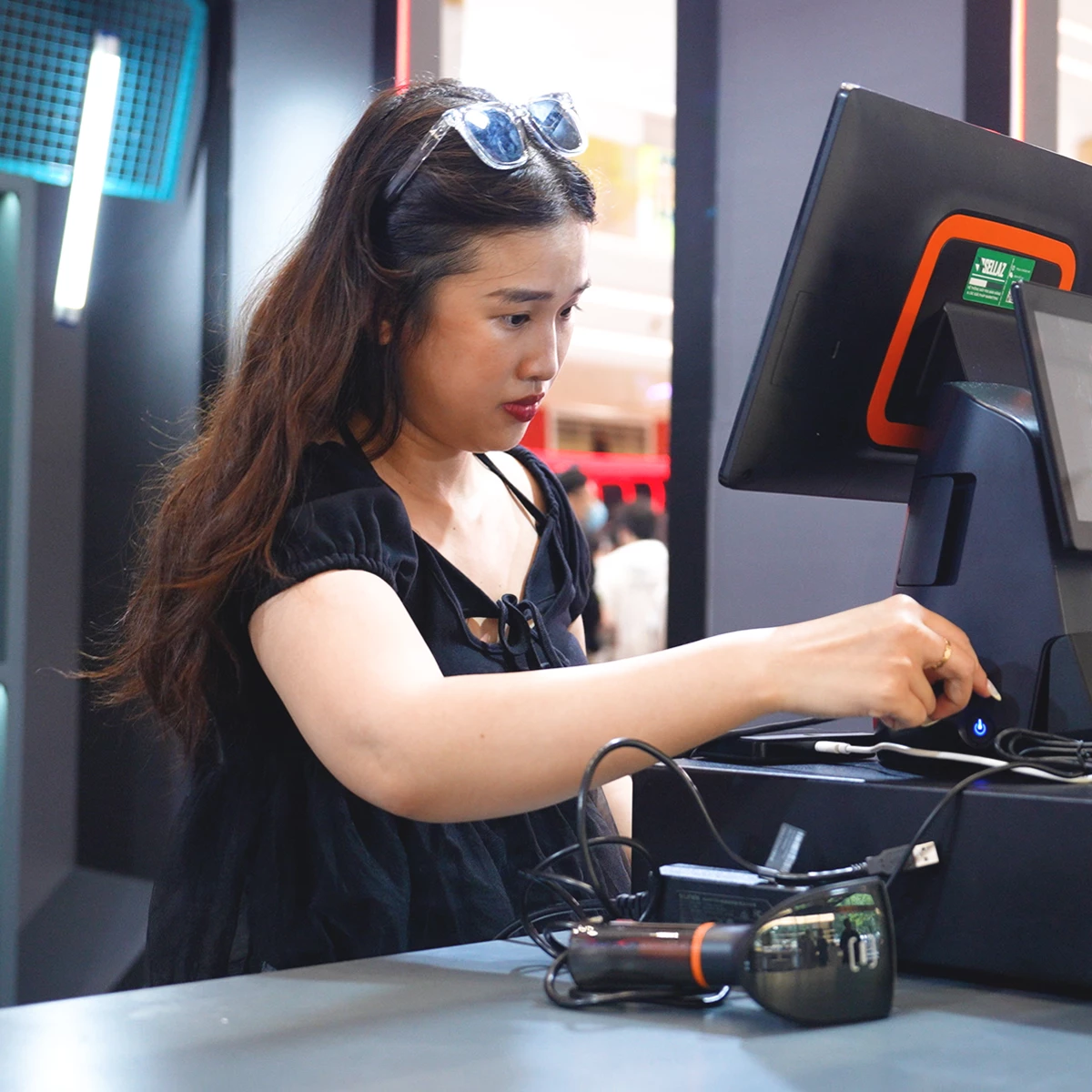 Nhân sự Sellaz setup thiết bị POS tại VCT Pacific 2026